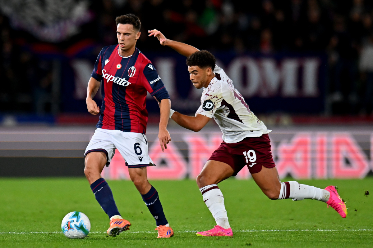BOLOGNA, ITALY - OCTOBER 29: Nikola Moro of Bologna FC competes for the ball with Ché Adams of Torino FC during the Serie A match between Bologna FC 1909 and Torino FC at Renato Dall'Ara Stadium on October 29, 2025 in Bologna, Italy. (Photo by Alessandro Sabattini/Getty Images)