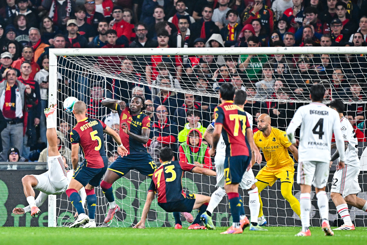 GENOA, ITALY - OCTOBER 29: Federico Bonazzoli of Cremonese (left) scores a goal with a bycicle kick during the Serie A match between Genoa CFC and US Cremonese at Luigi Ferraris Stadium on October 29, 2025 in Genoa, Italy. (Photo by Simone Arveda/Getty Images)