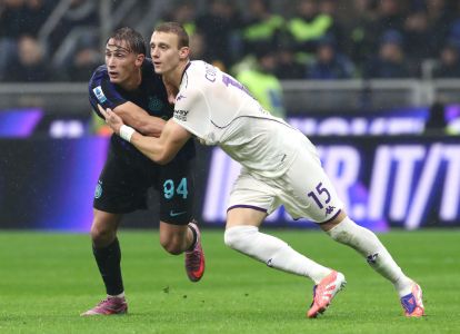 MILAN, ITALY - OCTOBER 29: Francesco Pio Esposito of FC Internazionale competes with Pietro Comuzzo of ACF Fiorentina during the Serie A match between FC Internazionale and ACF Fiorentina at Giuseppe Meazza Stadium on October 29, 2025 in Milan, Italy. (Photo by Marco Luzzani/Getty Images)