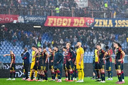 GENOA, ITALY - OCTOBER 29: Genoa players react with disappointment after the Serie A match between Genoa CFC and US Cremonese at Luigi Ferraris Stadium on October 29, 2025 in Genoa, Italy. (Photo by Simone Arveda/Getty Images)