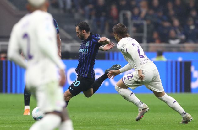MILAN, ITALY - OCTOBER 29: Hakan Calhanoglu of FC Internazionale scores their team's first goal during the Serie A match between FC Internazionale and ACF Fiorentina at Giuseppe Meazza Stadium on October 29, 2025 in Milan, Italy. (Photo by Marco Luzzani/Getty Images)