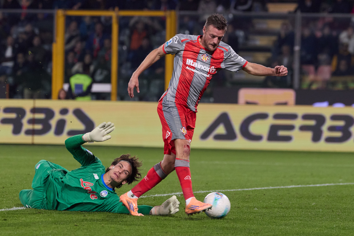 CREMONA, ITALY - OCTOBER 25: Jamie Vardy of US Cremonese scores a goal before the goal was canceled due offside during the Serie A match between US Cremonese and Atalanta BC at Stadio Giovanni Zini on October 25, 2025 in Cremona, Italy. (Photo by Emmanuele Ciancaglini/Getty Images)