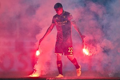 GENOA, ITALY - OCTOBER 29: Johan Vasquez of Genoa removes some smoke-bombs thrown onto the pitch by Genoa fans during the Serie A match between Genoa CFC and US Cremonese at Luigi Ferraris Stadium on October 29, 2025 in Genoa, Italy. (Photo by Simone Arveda/Getty Images)