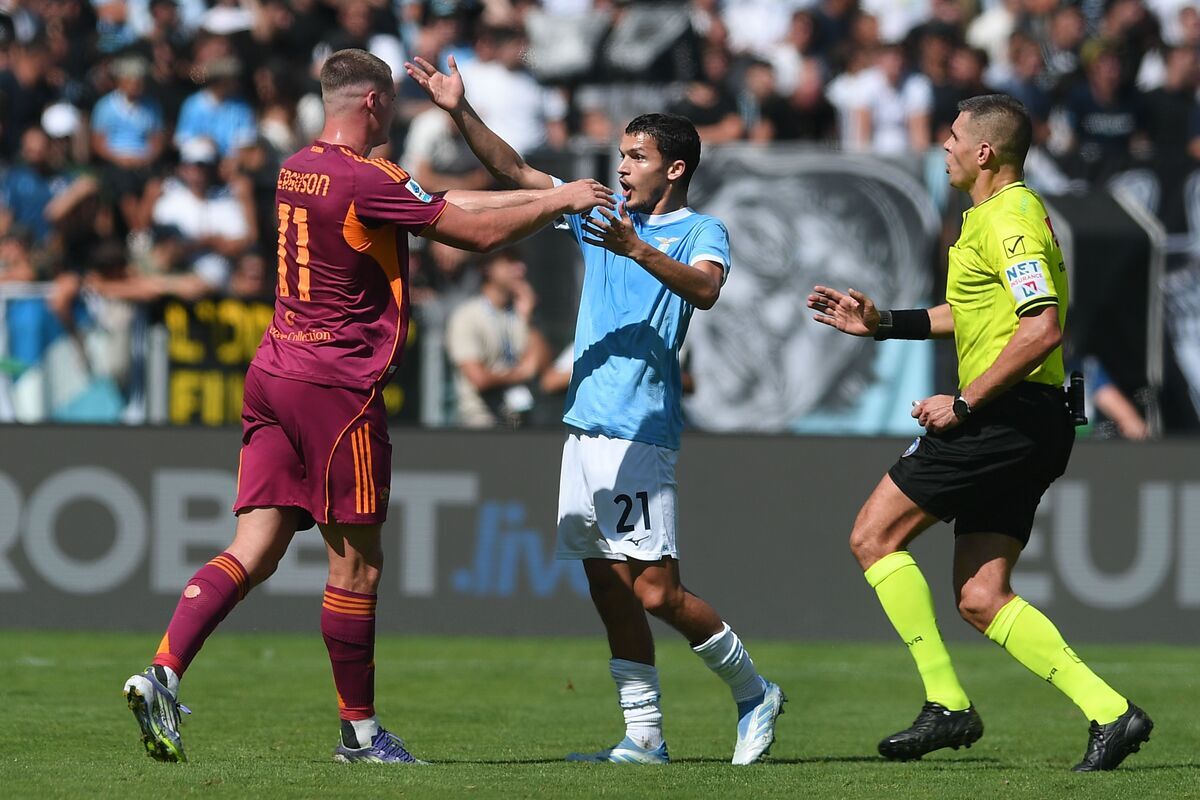 ROME, ITALY - SEPTEMBER 21: Evan Ferguson of AS Roma argues with Reda Belahyane of SS Lazio the Serie A match between SS Lazio and AS Roma at Stadio Olimpico on September 21, 2025 in Rome, Italy. (Photo by Silvia Lore/Getty Images)