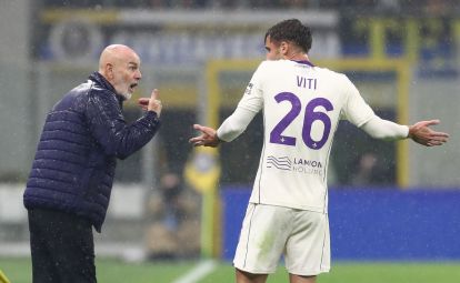 MILAN, ITALY - OCTOBER 29: ACF Fiorentina coach Stefano Pioli issues instructions to his player Mattia Viti during the Serie A match between FC Internazionale and ACF Fiorentina at Giuseppe Meazza Stadium on October 29, 2025 in Milan, Italy. (Photo by Marco Luzzani/Getty Images)